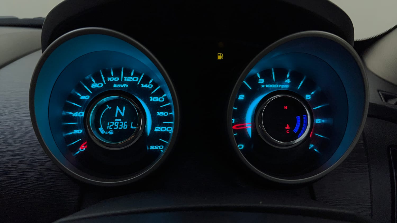 Used 2015 Mahindra XUV500 W10 Diesel Manual interior CLUSTERMETER VIEW