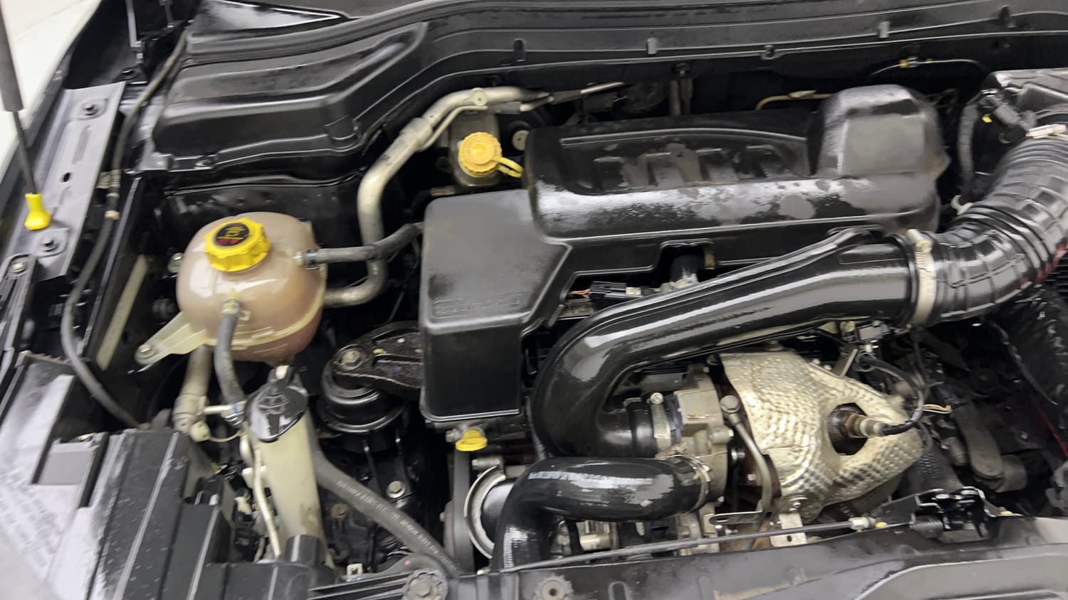 Used 2022 Mahindra XUV 300 W8 (O) 1.5 Diesel Diesel Manual engine ENGINE RIGHT SIDE VIEW