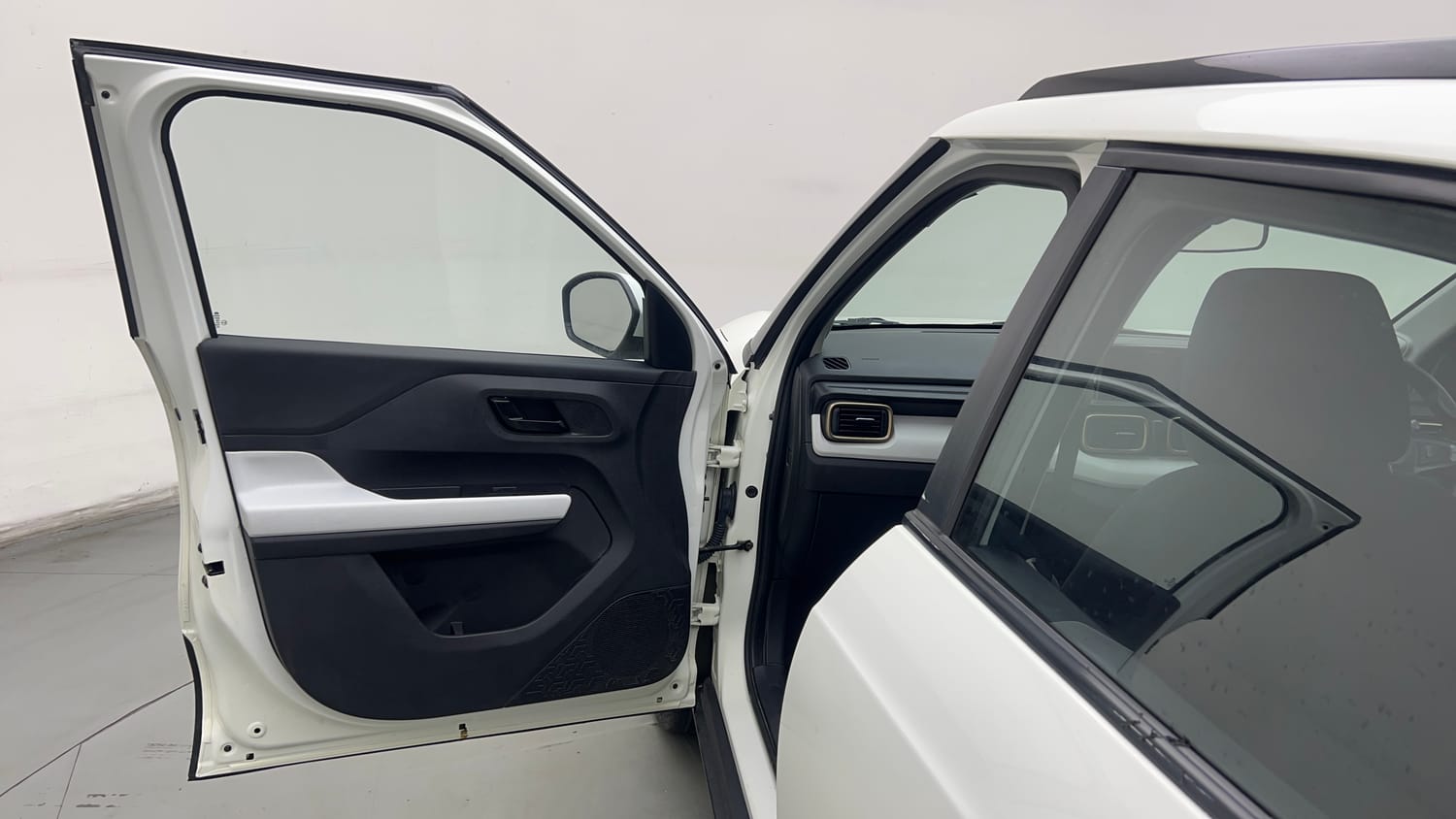 Used 2023 Tata Punch Accomplished Dazzle Sunroof CNG Cng Manual interior LEFT FRONT DOOR OPEN VIEW