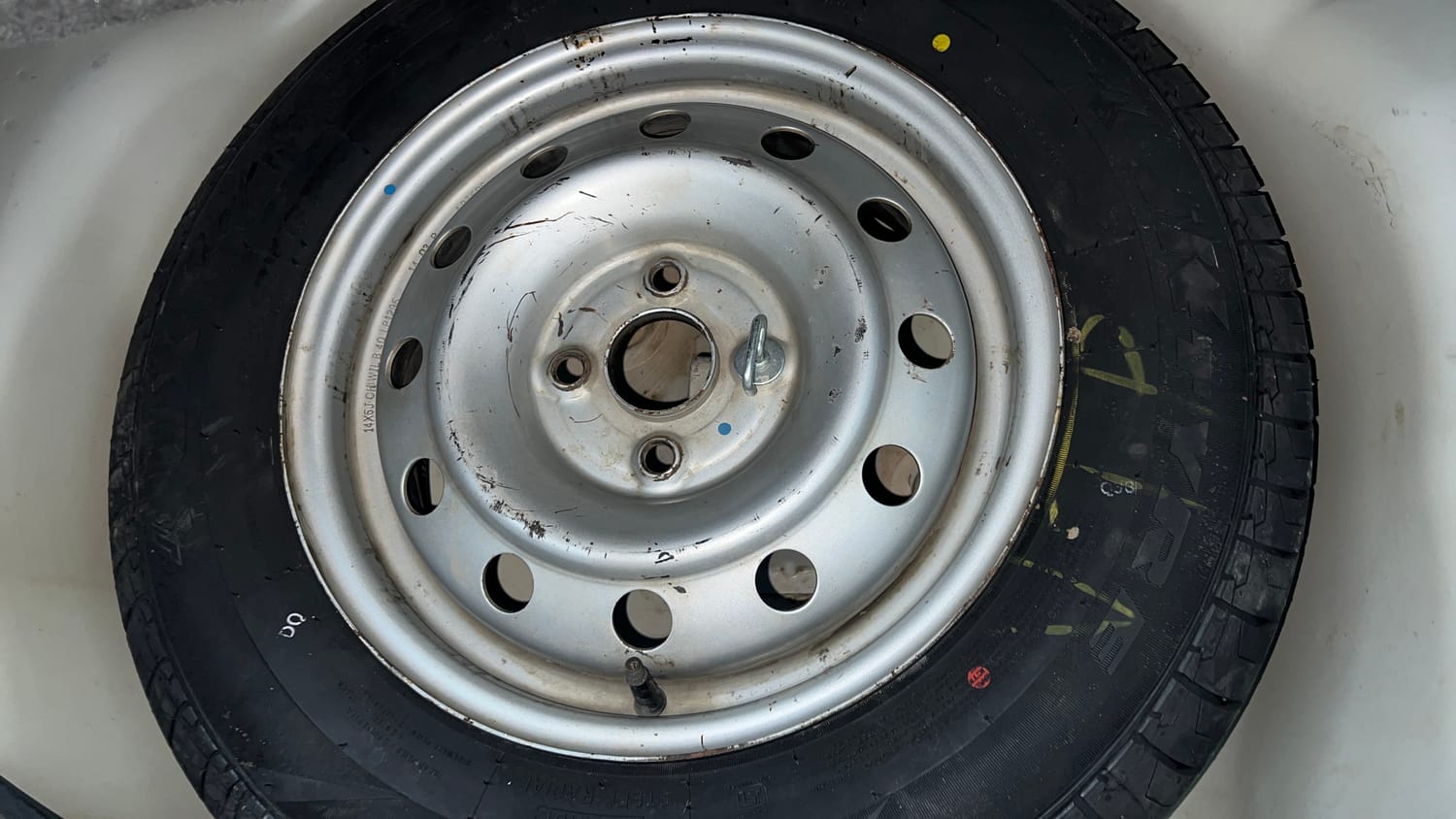 Used 2017 Maruti Suzuki Swift Lxi (O) Petrol Manual tyres SPARE TYRE VIEW