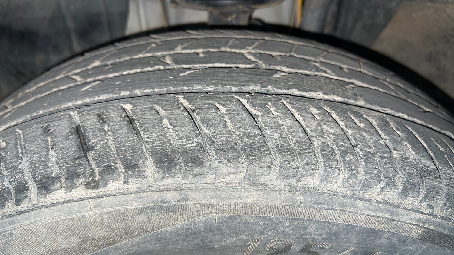 Used 2021 Nissan Magnite XE Petrol Manual tyres LEFT FRONT TYRE TREAD VIEW