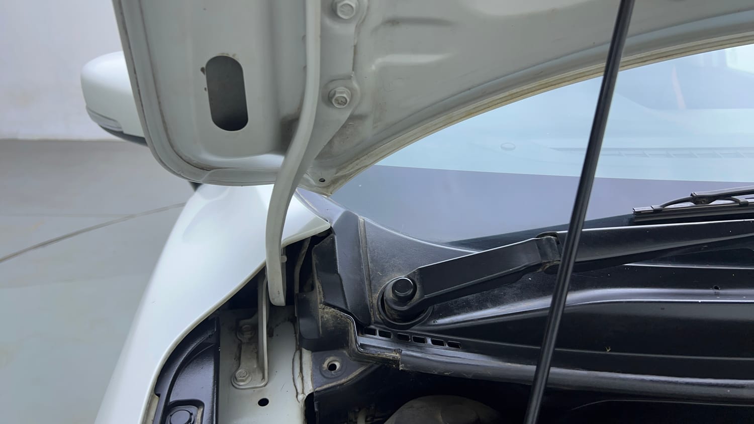 Used 2018 Maruti Suzuki Baleno Delta 1.2 Petrol Manual engine ENGINE RIGHT SIDE HINGE & APRON VIEW