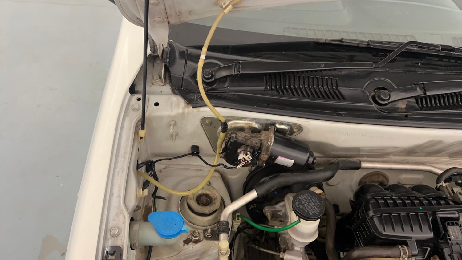 Used 2017 Maruti Suzuki Alto 800 VXI CNG (Outside Fitted) Petrol Manual engine ENGINE RIGHT SIDE HINGE & APRON VIEW