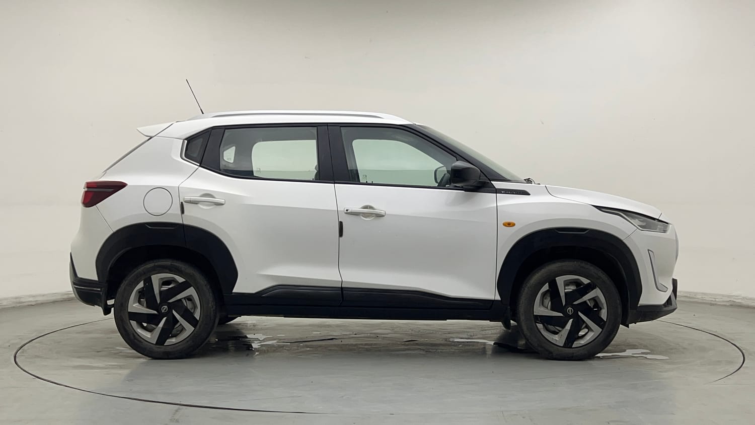Used 2021 Nissan Magnite XE Petrol Manual exterior RIGHT SIDE VIEW
