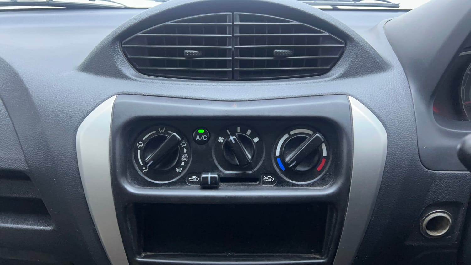 Used 2017 Maruti Suzuki Alto 800 LXi Petrol Manual interior MUSIC SYSTEM & AC CONTROL VIEW