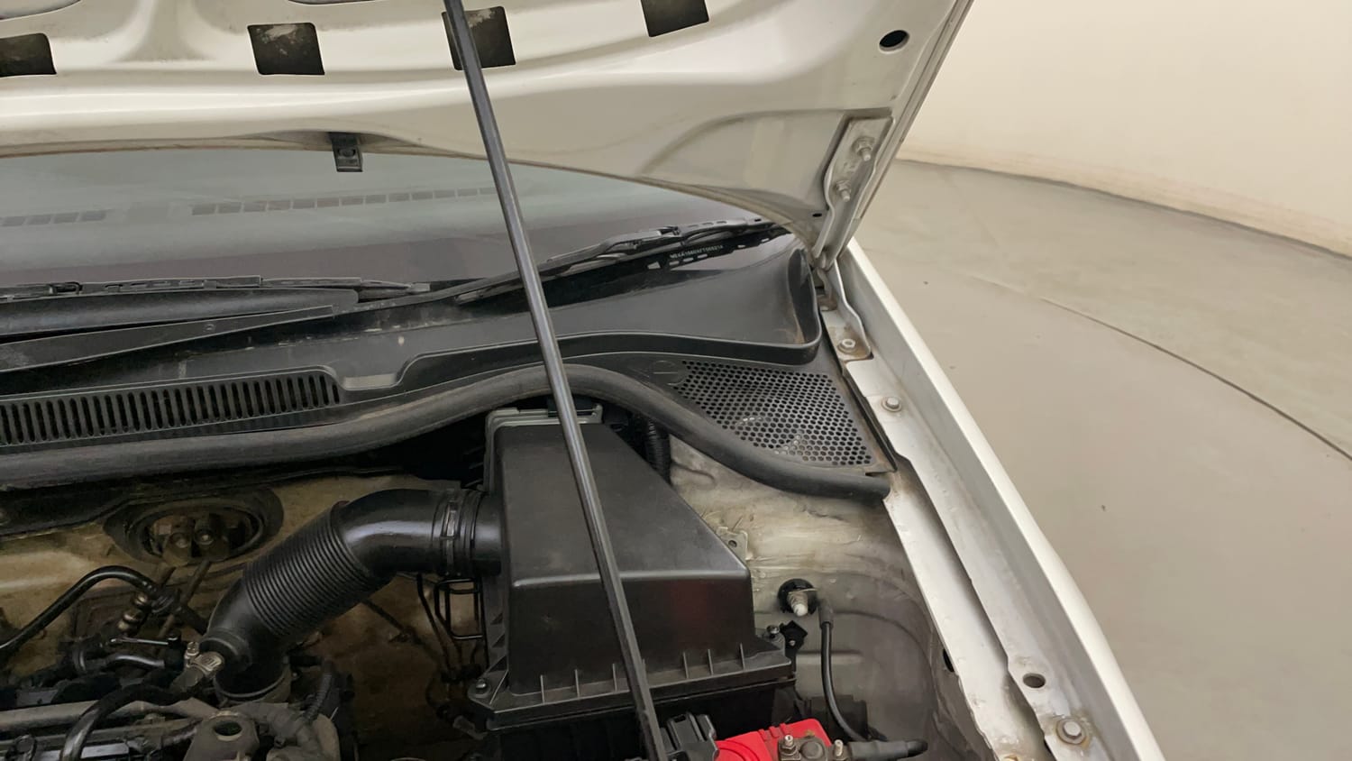 Used 2015 Volkswagen Polo Highline1.2L (P) Petrol Manual engine ENGINE LEFT SIDE HINGE & APRON VIEW