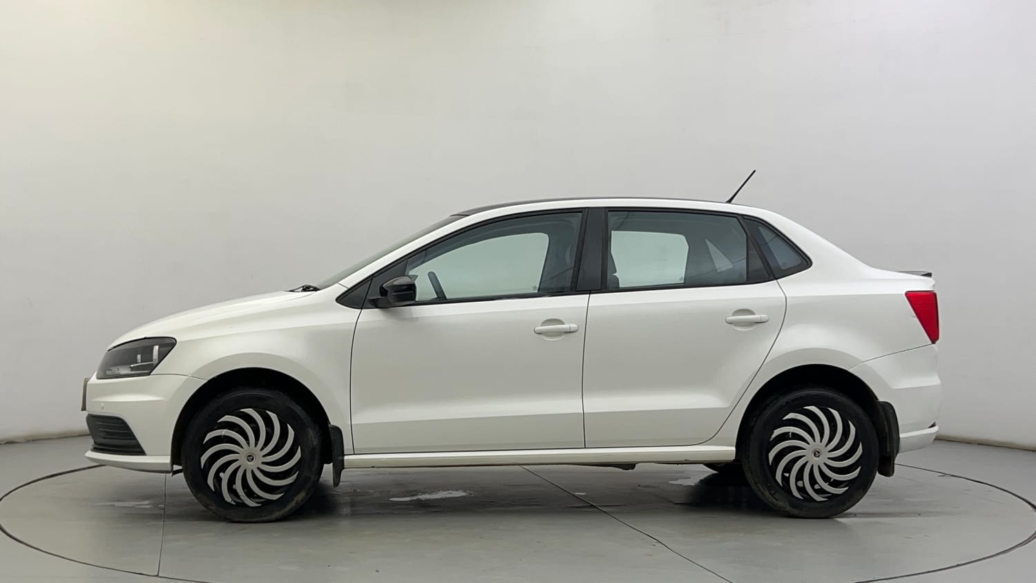 Used 2019 Volkswagen Ameo Comfortline 1.0L (P) Petrol Manual exterior LEFT SIDE VIEW