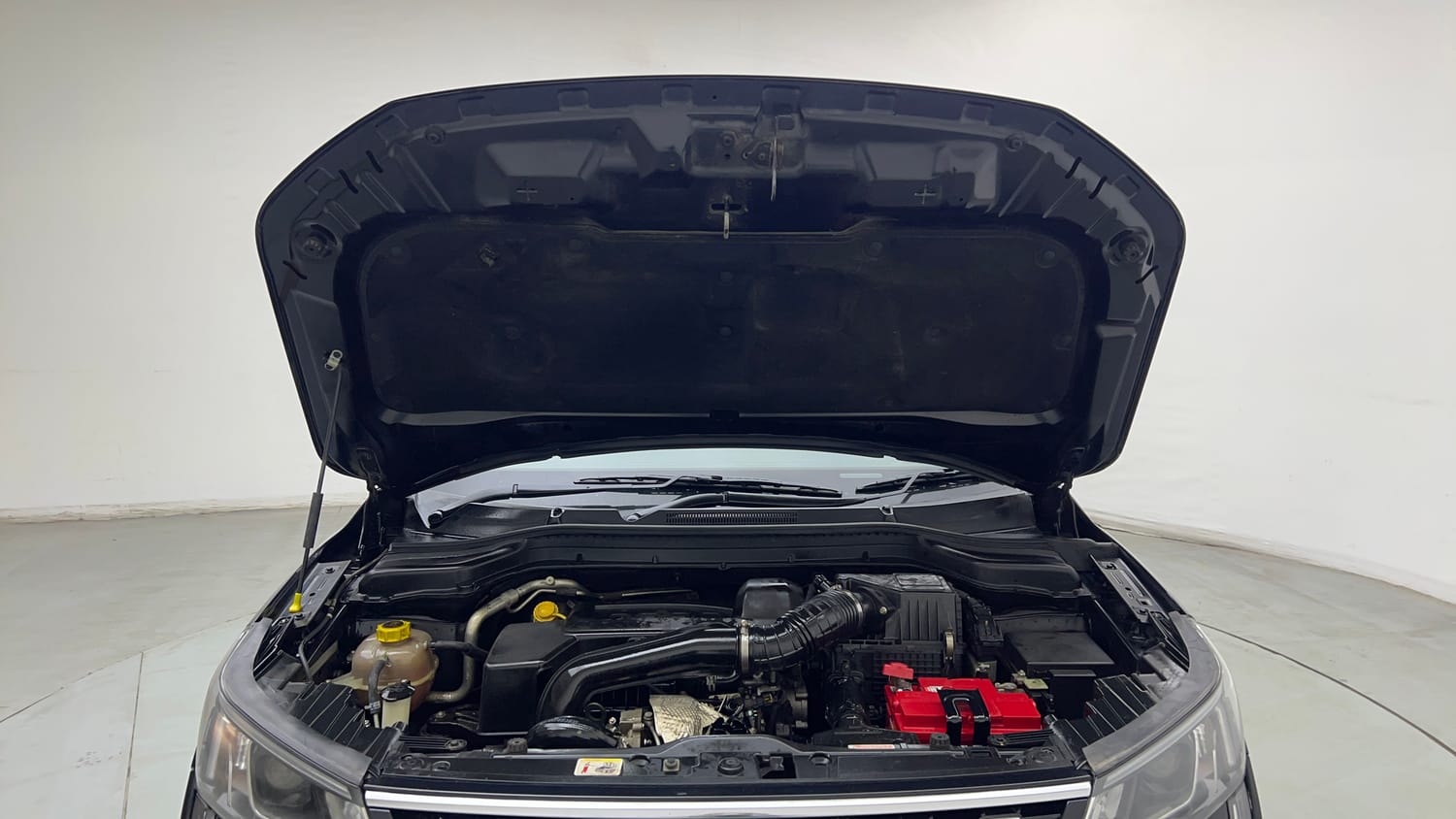 Used 2022 Mahindra XUV 300 W8 (O) 1.5 Diesel Diesel Manual engine ENGINE & BONNET OPEN FRONT VIEW