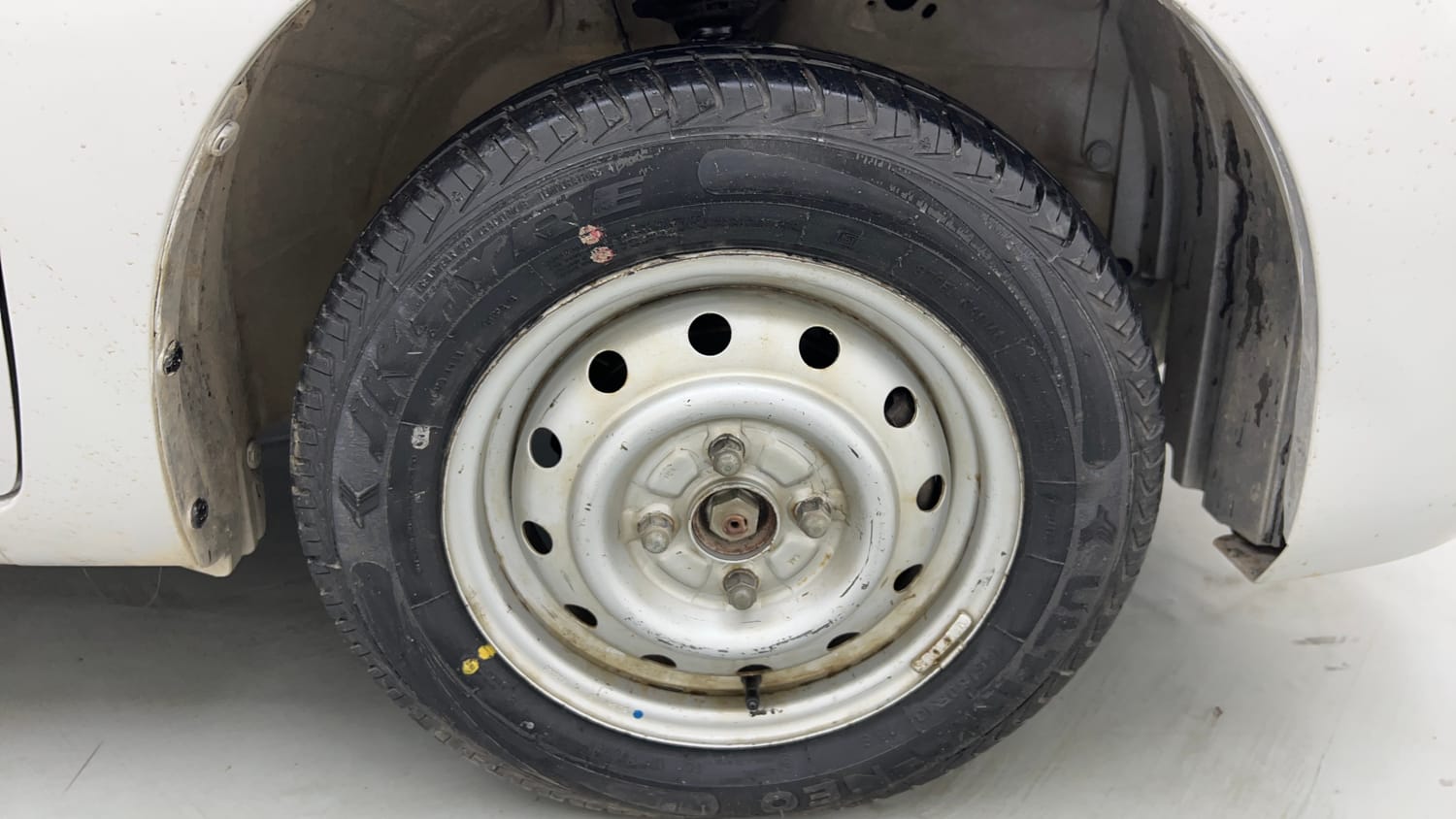 Used 2013 Maruti Suzuki Wagon R LXI CNG Cng Manual tyres RIGHT FRONT TYRE RIM VIEW