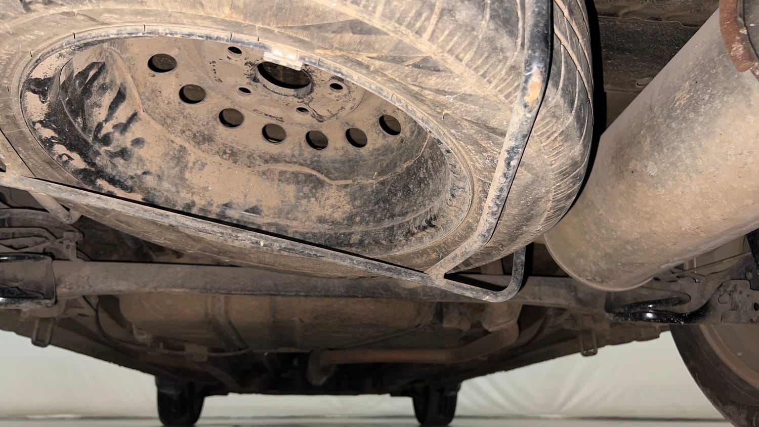 Used 2017 Maruti Suzuki Ertiga ZXI+ Petrol Manual extra REAR UNDERBODY VIEW (TAKEN FROM REAR)