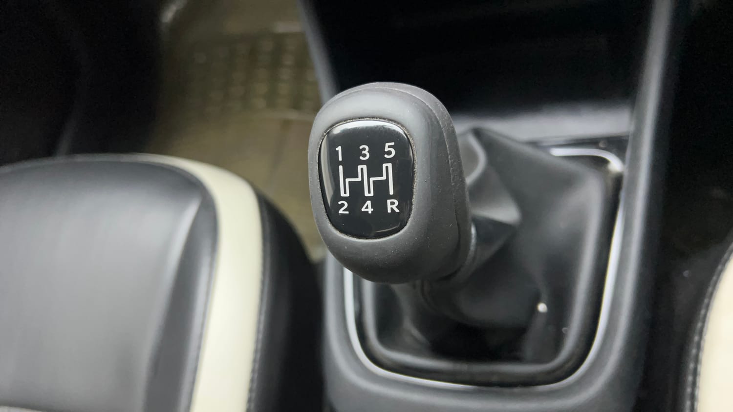Used 2023 Tata Punch Adventure RHYTHM PACK MT Petrol + CNG (Outside Fitted) Cng Manual interior GEAR  KNOB VIEW