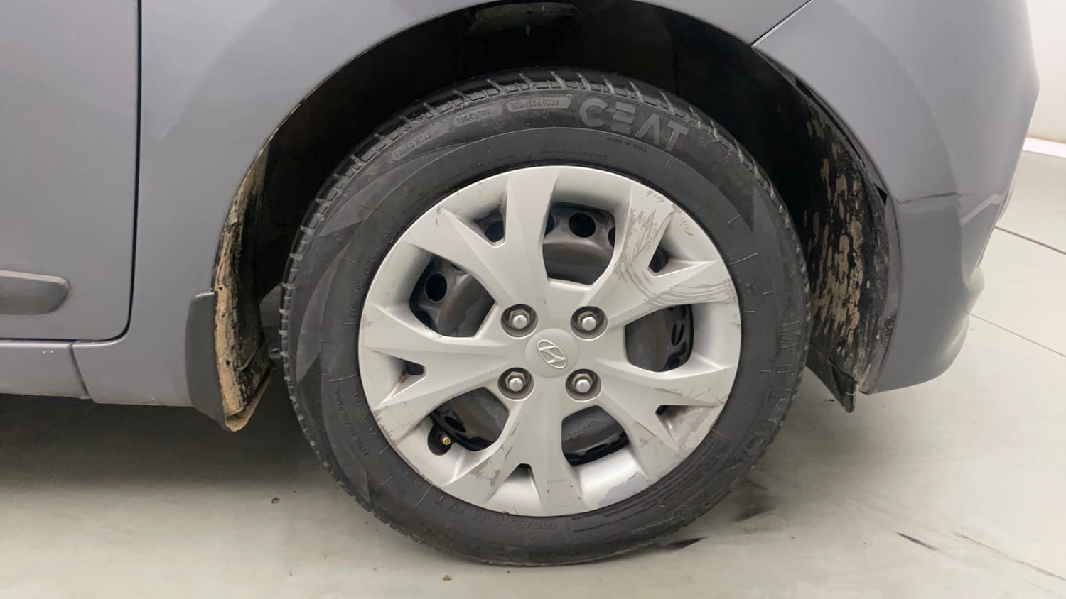 Used 2016 Hyundai Grand i10 Sportz 1.2 Kappa VTVT Petrol Manual tyres RIGHT FRONT TYRE RIM VIEW
