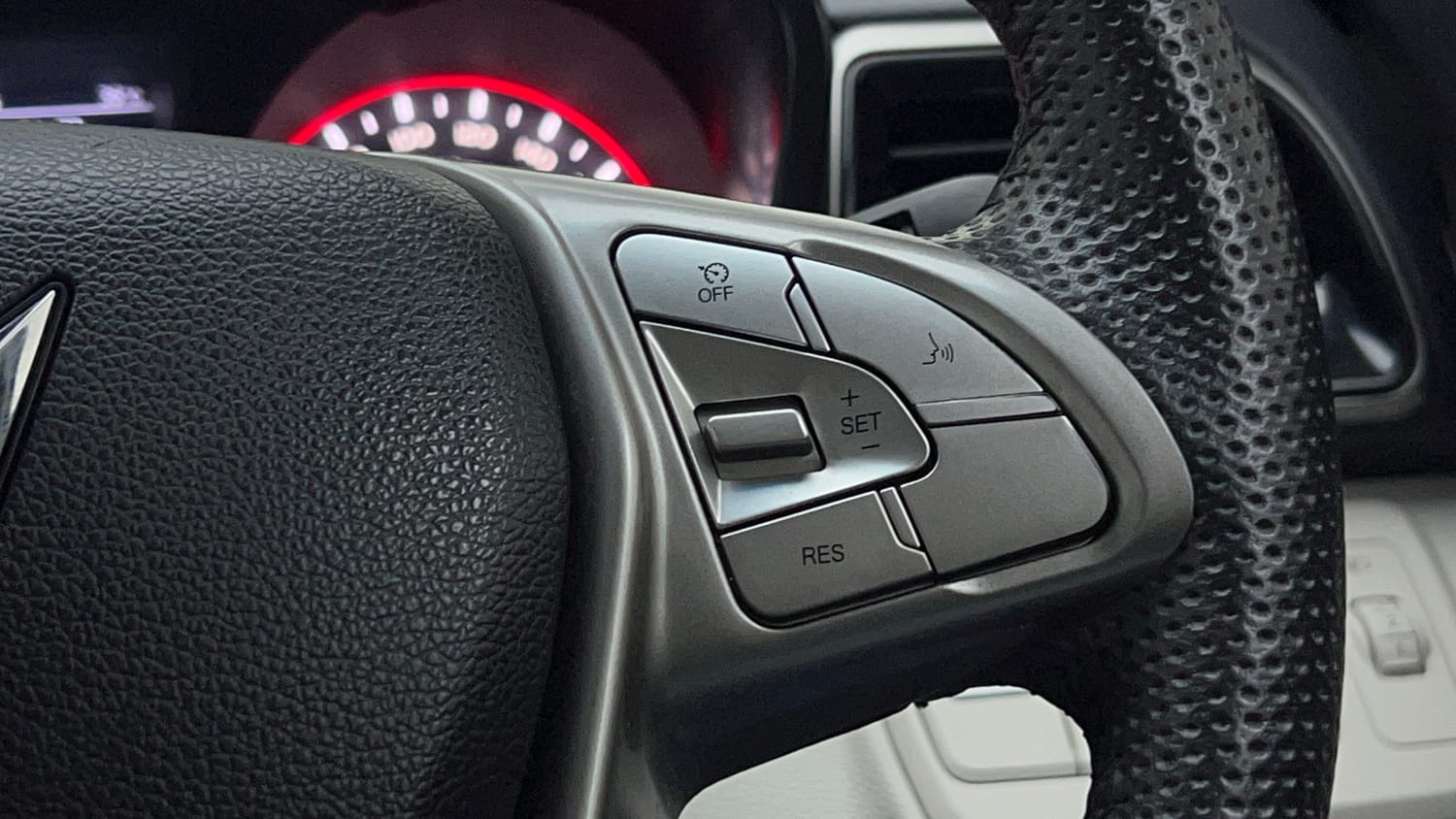 Used 2022 Mahindra XUV 300 W8 (O) 1.5 Diesel Diesel Manual top_features Cruise control
