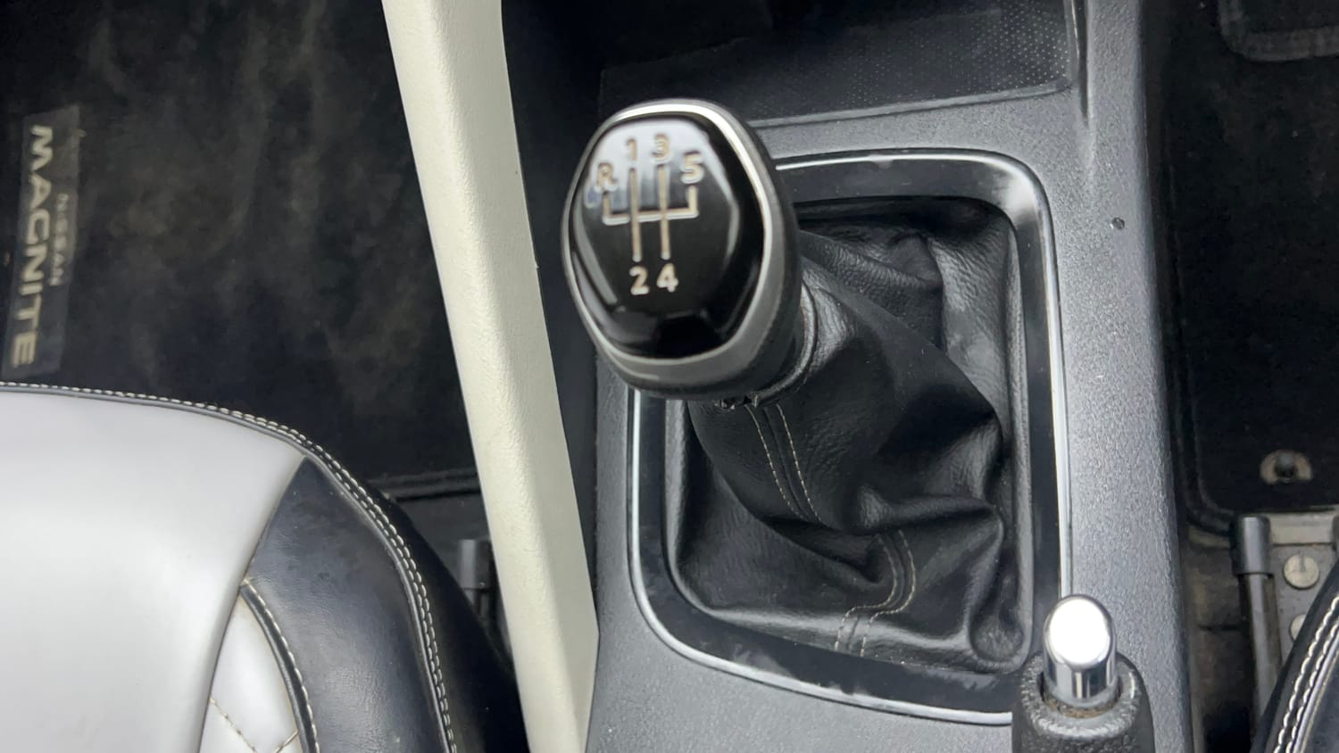 Used 2021 Nissan Magnite XE Petrol Manual interior GEAR  KNOB VIEW