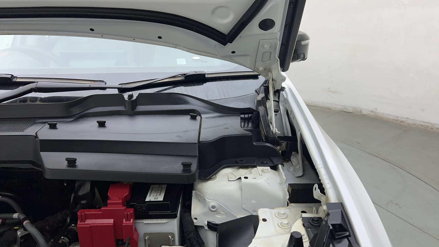 Used 2026 Tata Safari Accomplished X Automatic Petrol Automatic engine ENGINE LEFT SIDE HINGE & APRON VIEW