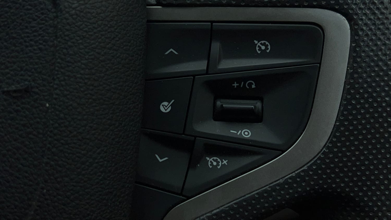 Used 2022 Tata Safari XZA Plus Diesel Automatic top_features Cruise control