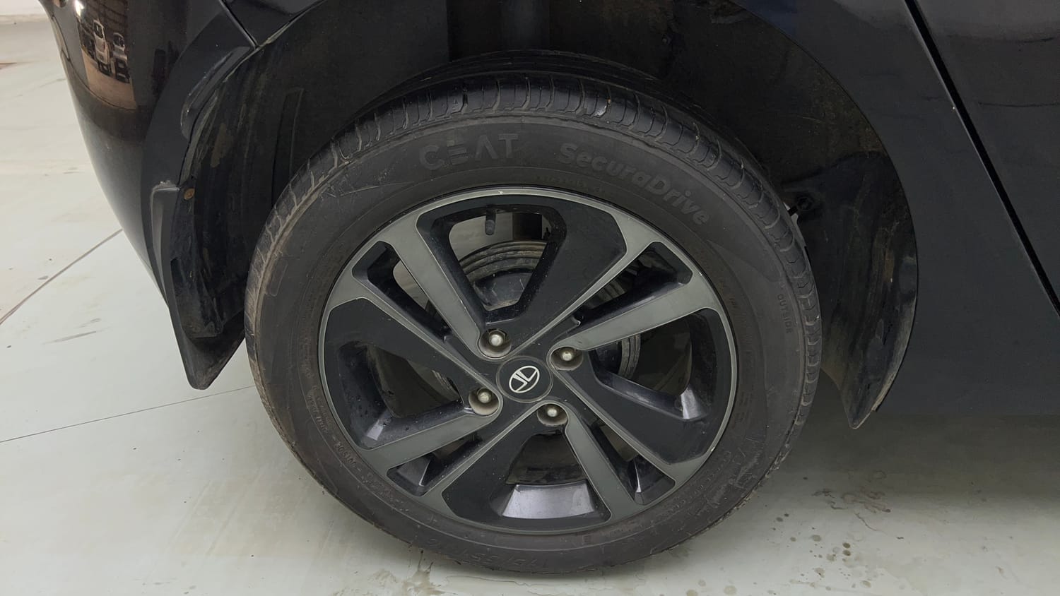 Used 2024 Tata Altroz XZ Plus (S) Dark Edition Diesel Diesel Manual tyres RIGHT REAR TYRE RIM VIEW
