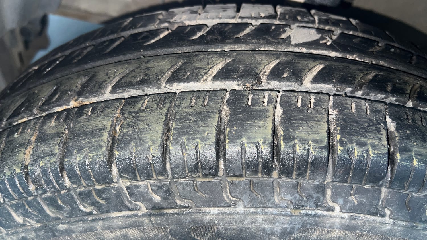 Used 2017 Maruti Suzuki Swift Lxi (O) Petrol Manual tyres LEFT FRONT TYRE TREAD VIEW