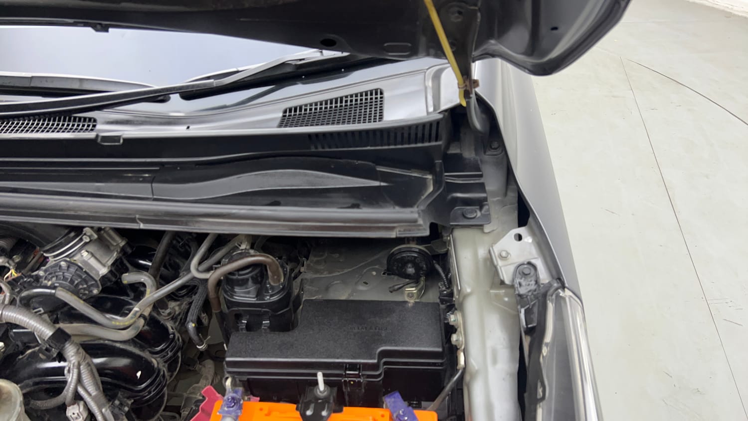 Used 2022 Toyota Innova Crysta GX 2.7 AT 7 STR Petrol Automatic engine ENGINE LEFT SIDE HINGE & APRON VIEW