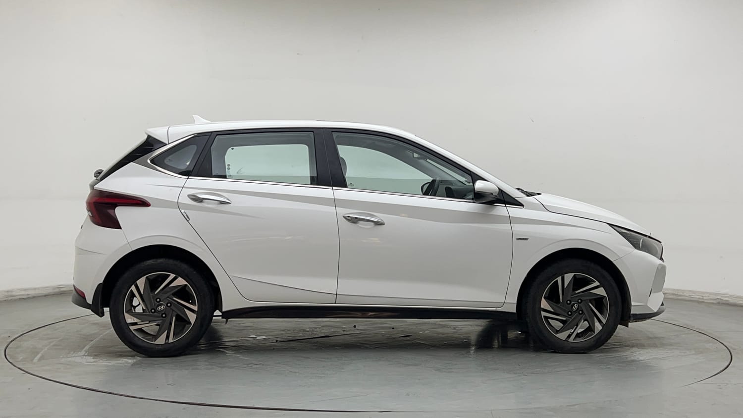 Used 2023 Hyundai i20 Asta (O) 1.2 IVT Petrol Automatic exterior RIGHT SIDE VIEW