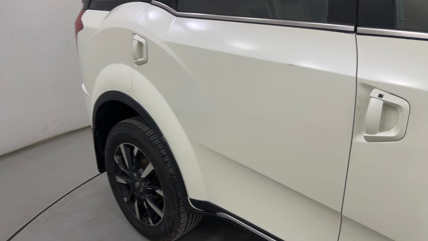 Used 2018 Mahindra XUV500 W11 Diesel Manual dents MINOR SCRATCH