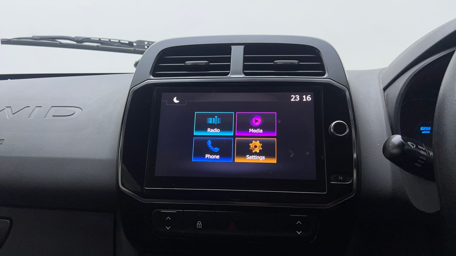 Used 2021 Renault Kwid RXT 1.0 AMT (O) Petrol Automatic top_features Touch screen infotainment system