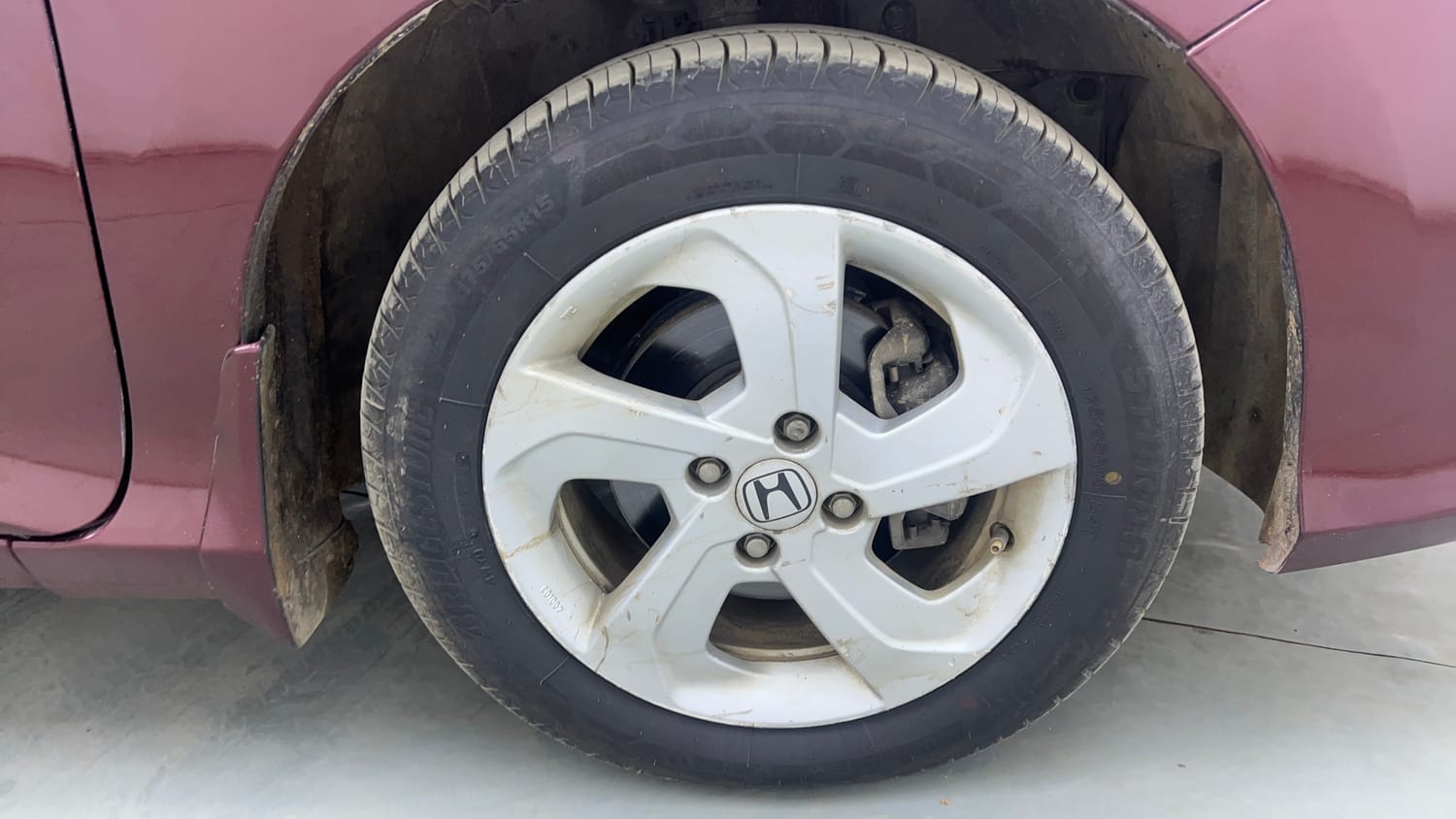 Used 2015 Honda City V Petrol Manual tyres RIGHT FRONT TYRE RIM VIEW