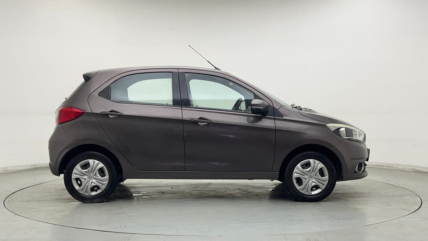 Used 2017 Tata Tiago Revotron XZ w/o Alloy Petrol Manual exterior RIGHT SIDE VIEW