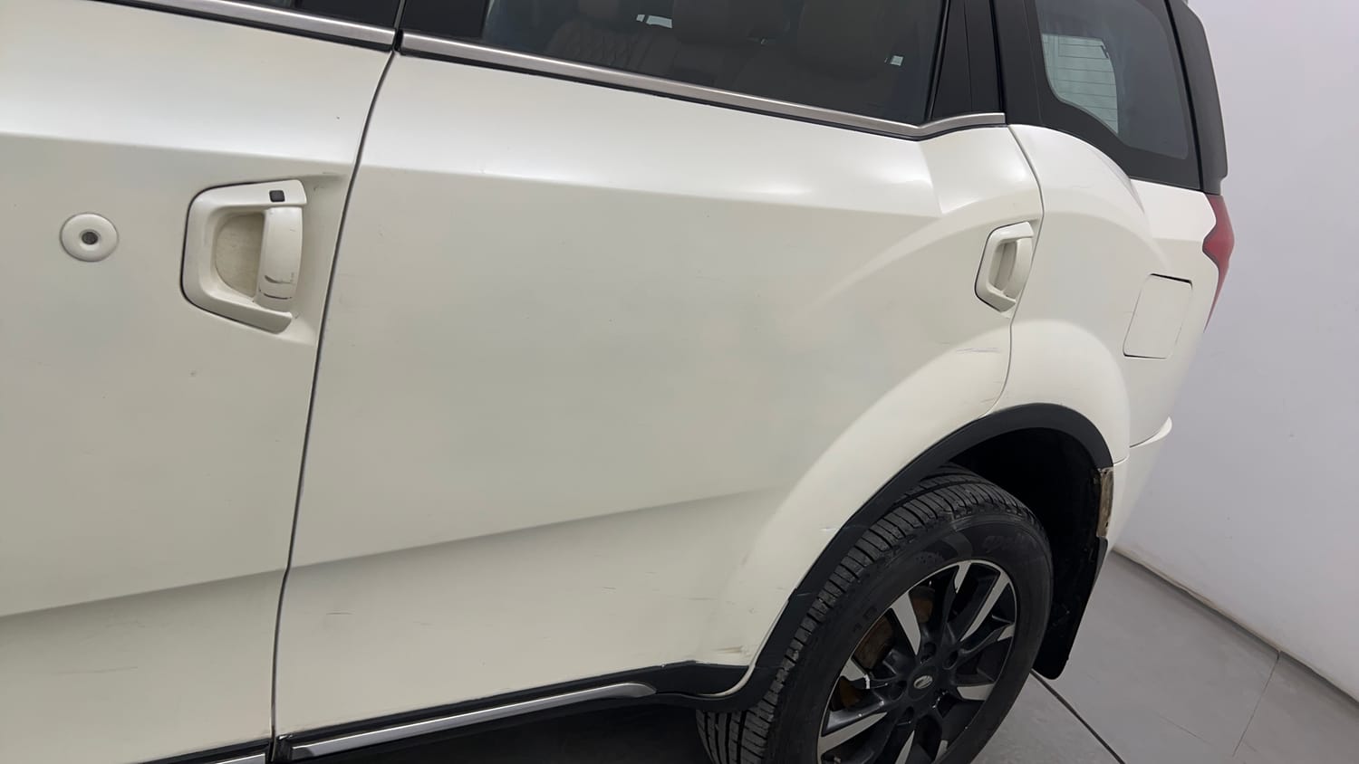 Used 2018 Mahindra XUV500 W11 Diesel Manual dents MINOR SCRATCH