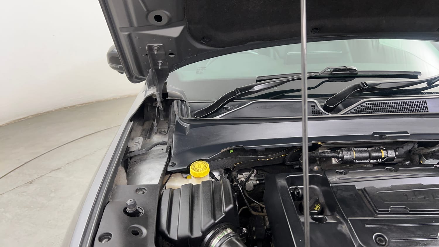 Used 2022 Jeep Compass Model S (O) 1.4 Petrol DCT Petrol Automatic engine ENGINE RIGHT SIDE HINGE & APRON VIEW