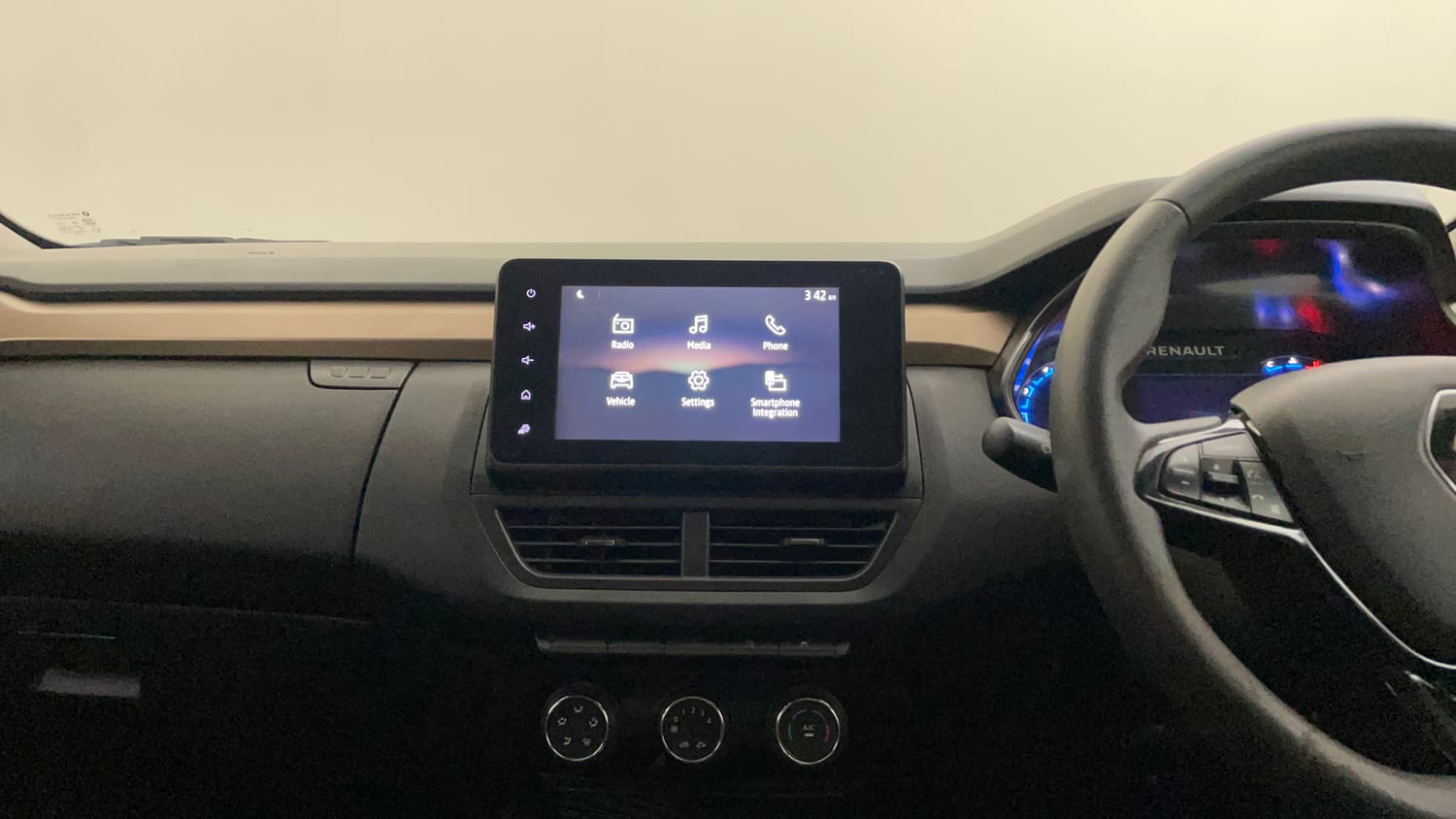 Used 2023 Renault Kiger RXT MT Petrol Manual interior MUSIC SYSTEM & AC CONTROL VIEW