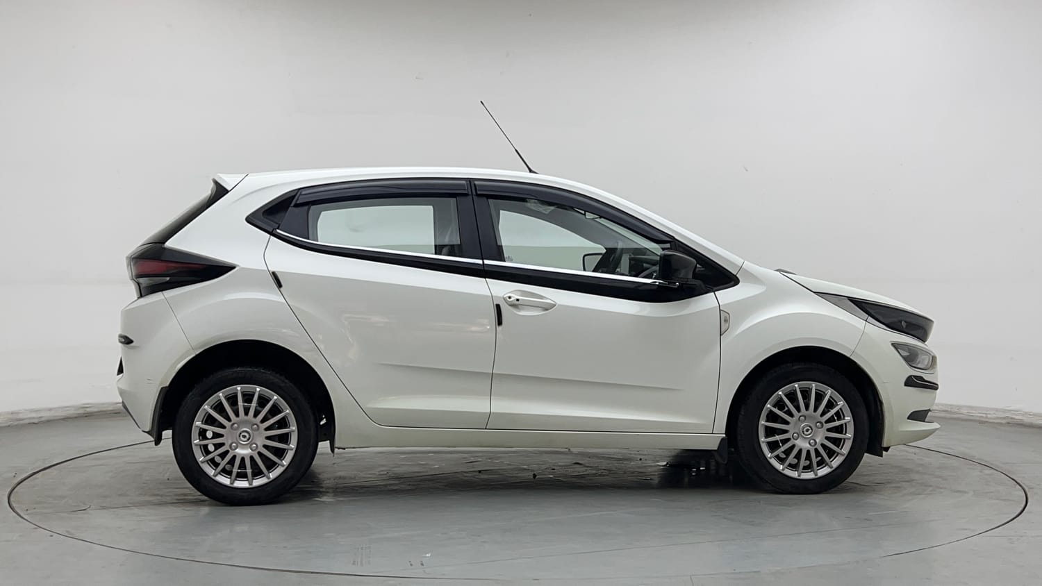 Used 2020 Tata Altroz XT Petrol Petrol Manual exterior RIGHT SIDE VIEW