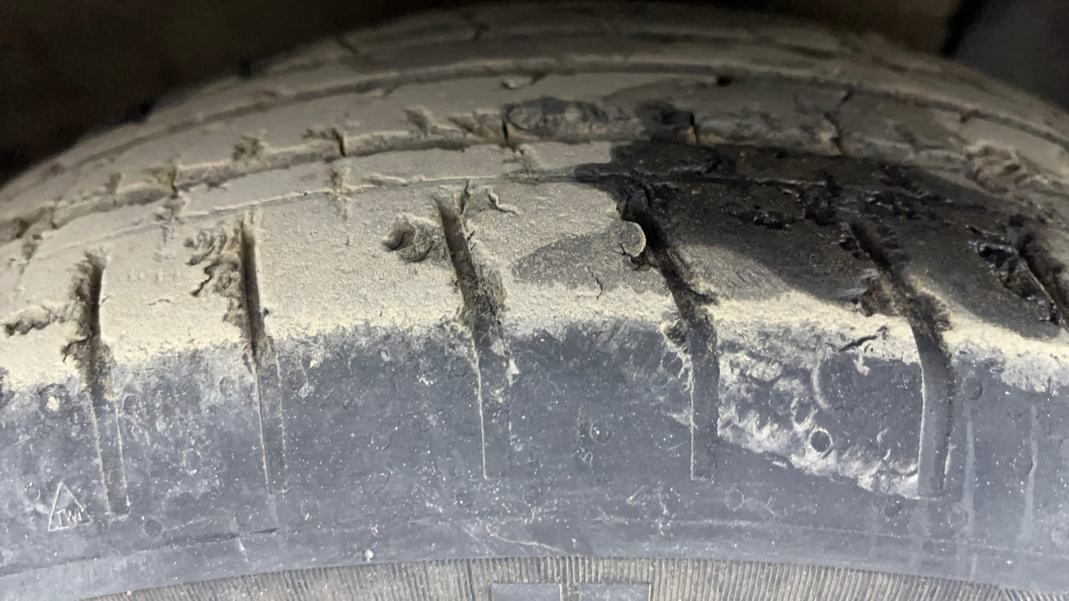 Used 2024 Hyundai Verna SX (O) 1.5 Turbo Petrol DCT Petrol Automatic tyres RIGHT FRONT TYRE TREAD VIEW