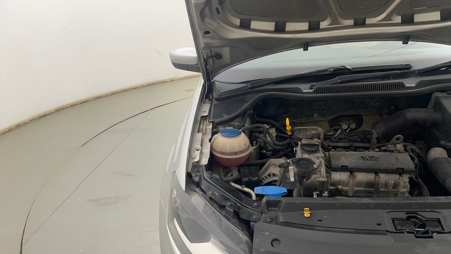 Used 2014 Volkswagen Polo Trendline 1.2L (P) Petrol Manual engine ENGINE RIGHT SIDE HINGE & APRON VIEW