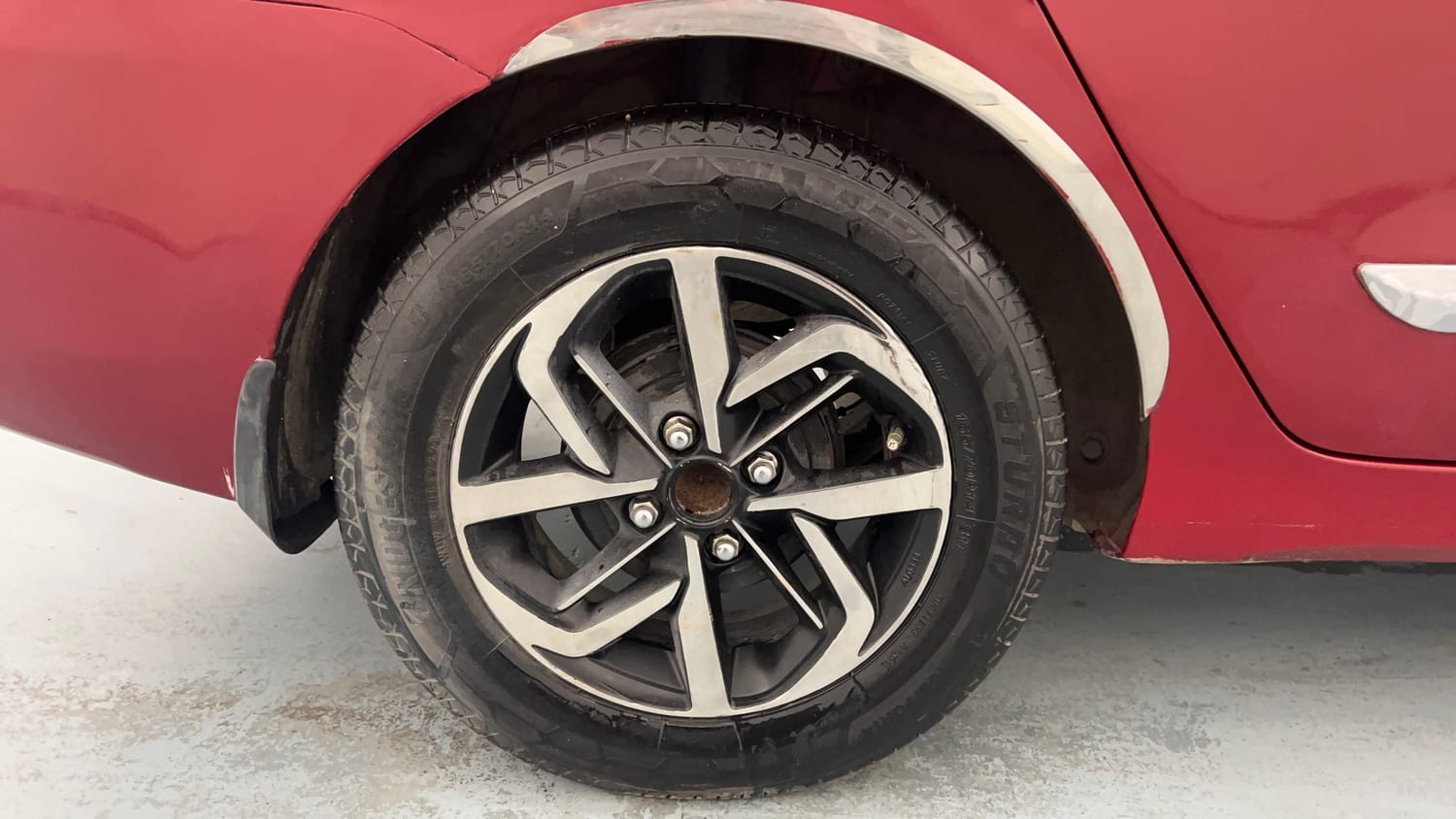 Used 2019 Hyundai Xcent S Petrol Manual tyres RIGHT REAR TYRE RIM VIEW