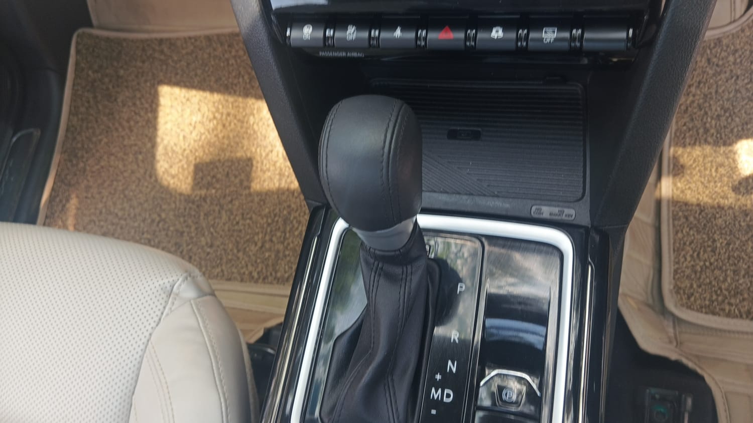 Used 2025 Mahindra XUV700 AX7 Luxury Pack Petrol AT 7 STR Petrol Automatic interior GEAR  KNOB VIEW