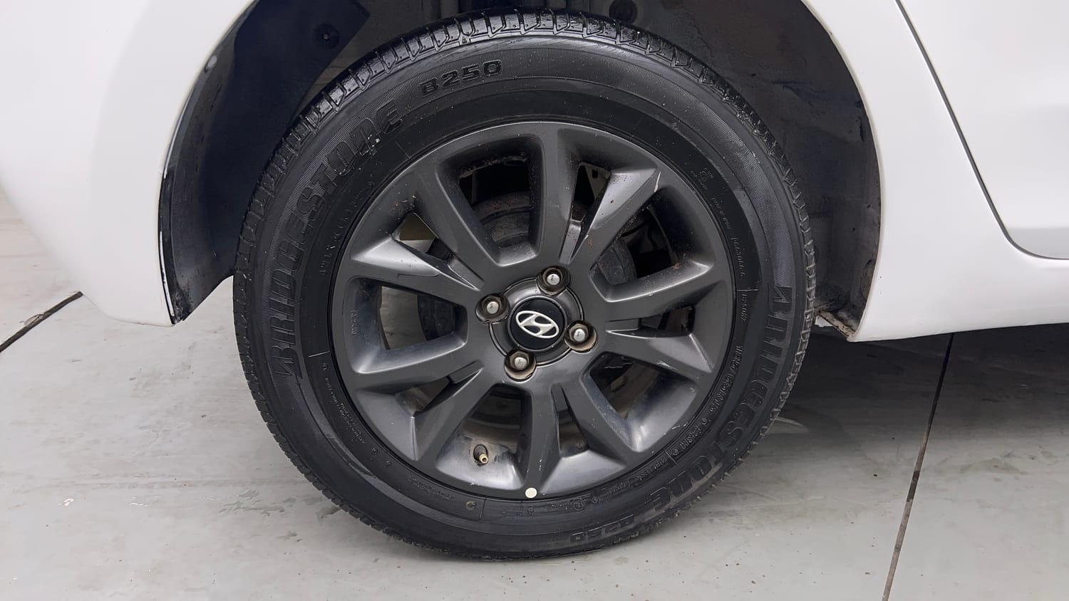Used 2019 Hyundai Elite i20 Sportz 1.2 Petrol Manual tyres RIGHT REAR TYRE RIM VIEW