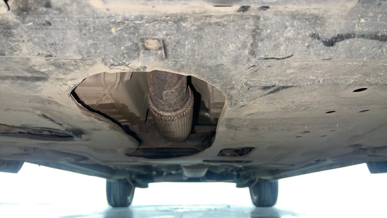 Used 2022 Mahindra XUV 300 W8 (O) 1.2 Petrol AMT Petrol Automatic extra FRONT LEFT UNDERBODY VIEW