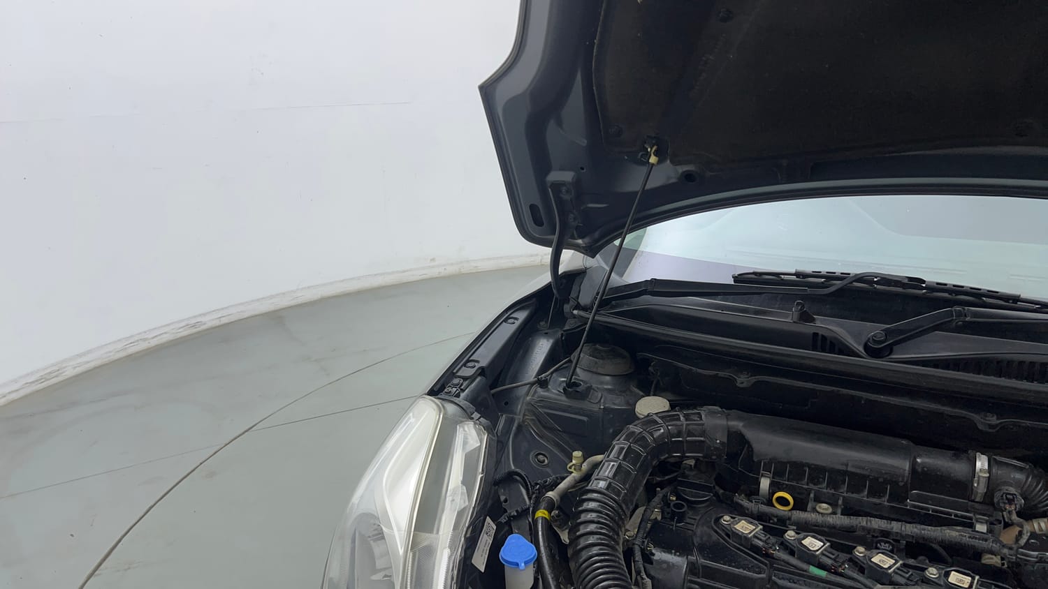 Used 2021 Maruti Suzuki Baleno Sigma Petrol Manual engine ENGINE RIGHT SIDE HINGE & APRON VIEW