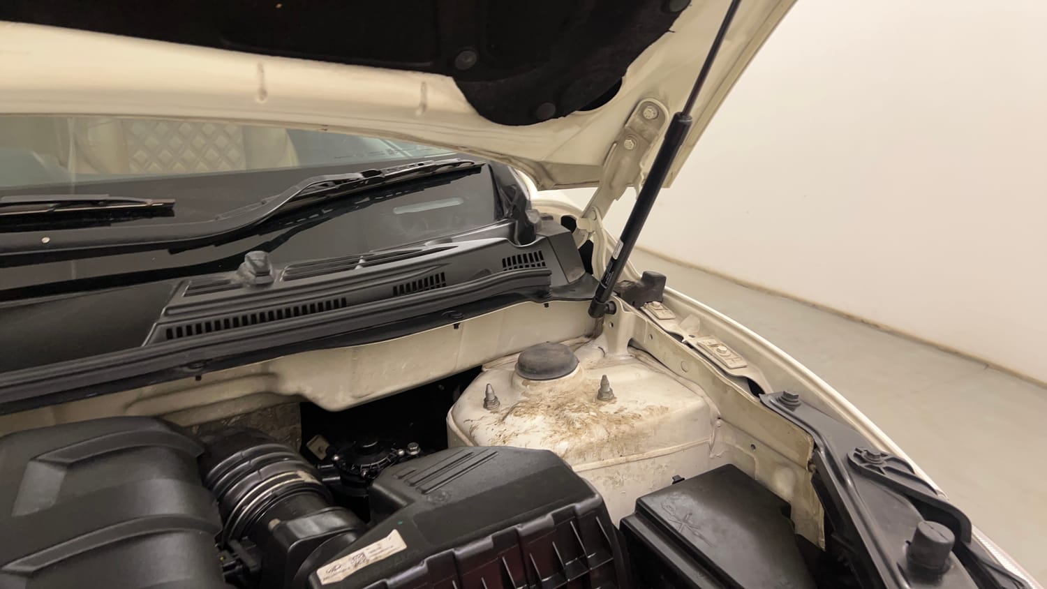 Used 2018 Mahindra XUV500 W11 Diesel Manual engine ENGINE LEFT SIDE HINGE & APRON VIEW