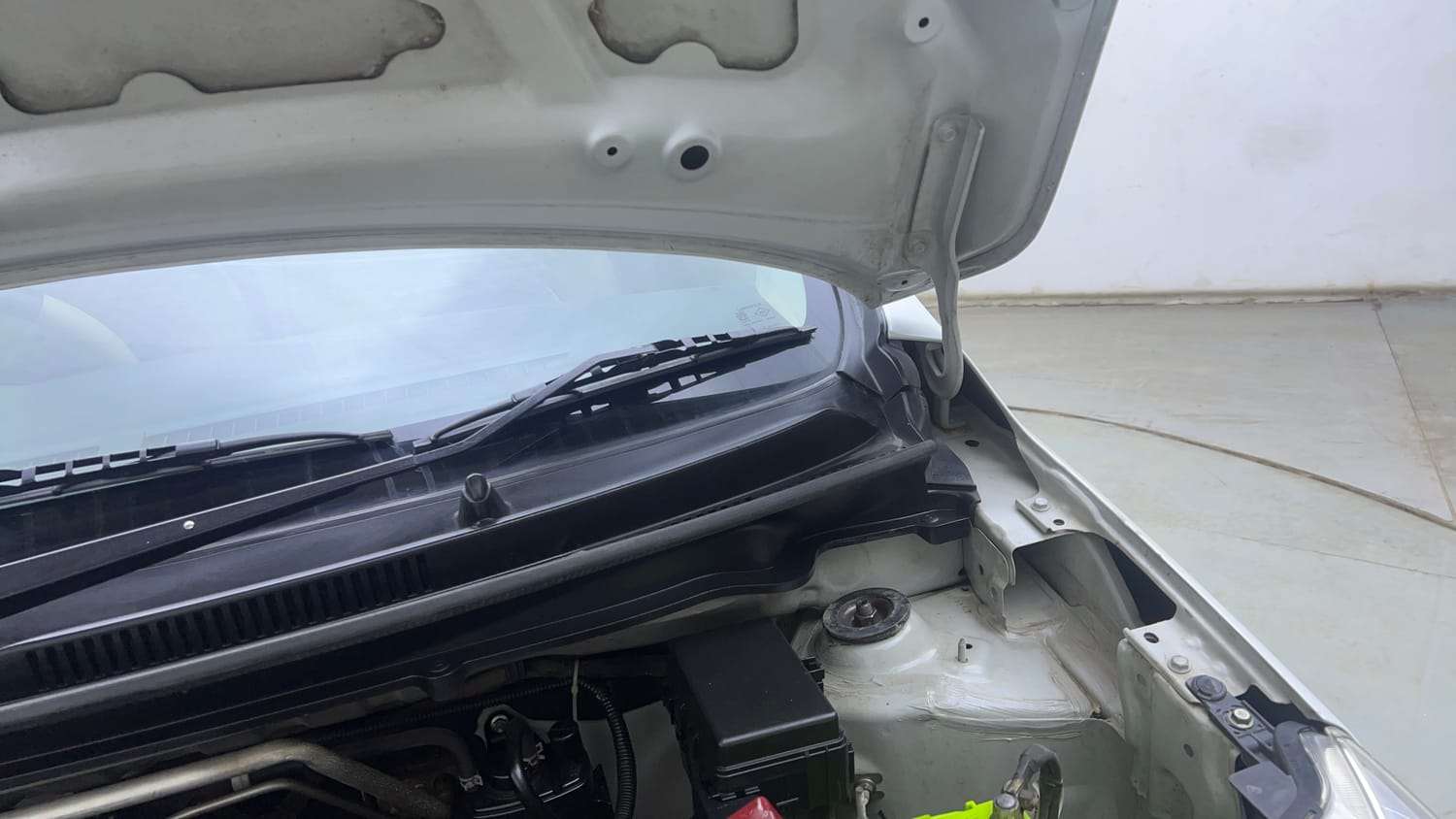Used 2017 Maruti Suzuki Celerio VXi Petrol Manual engine ENGINE LEFT SIDE HINGE & APRON VIEW