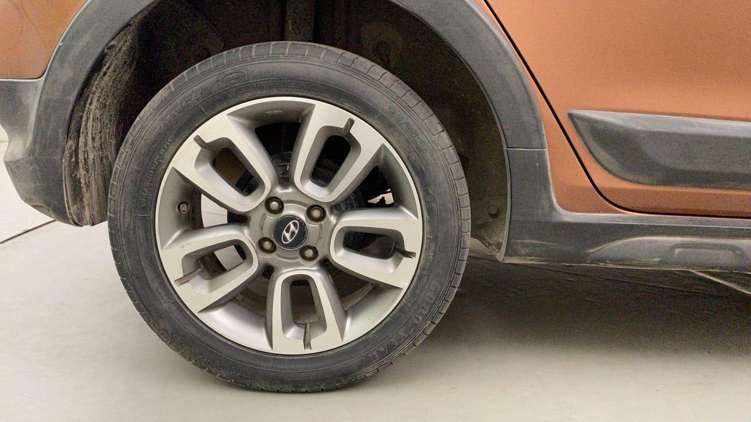 Used 2016 Hyundai i20 Active 1.2 SX Petrol Manual tyres RIGHT REAR TYRE RIM VIEW