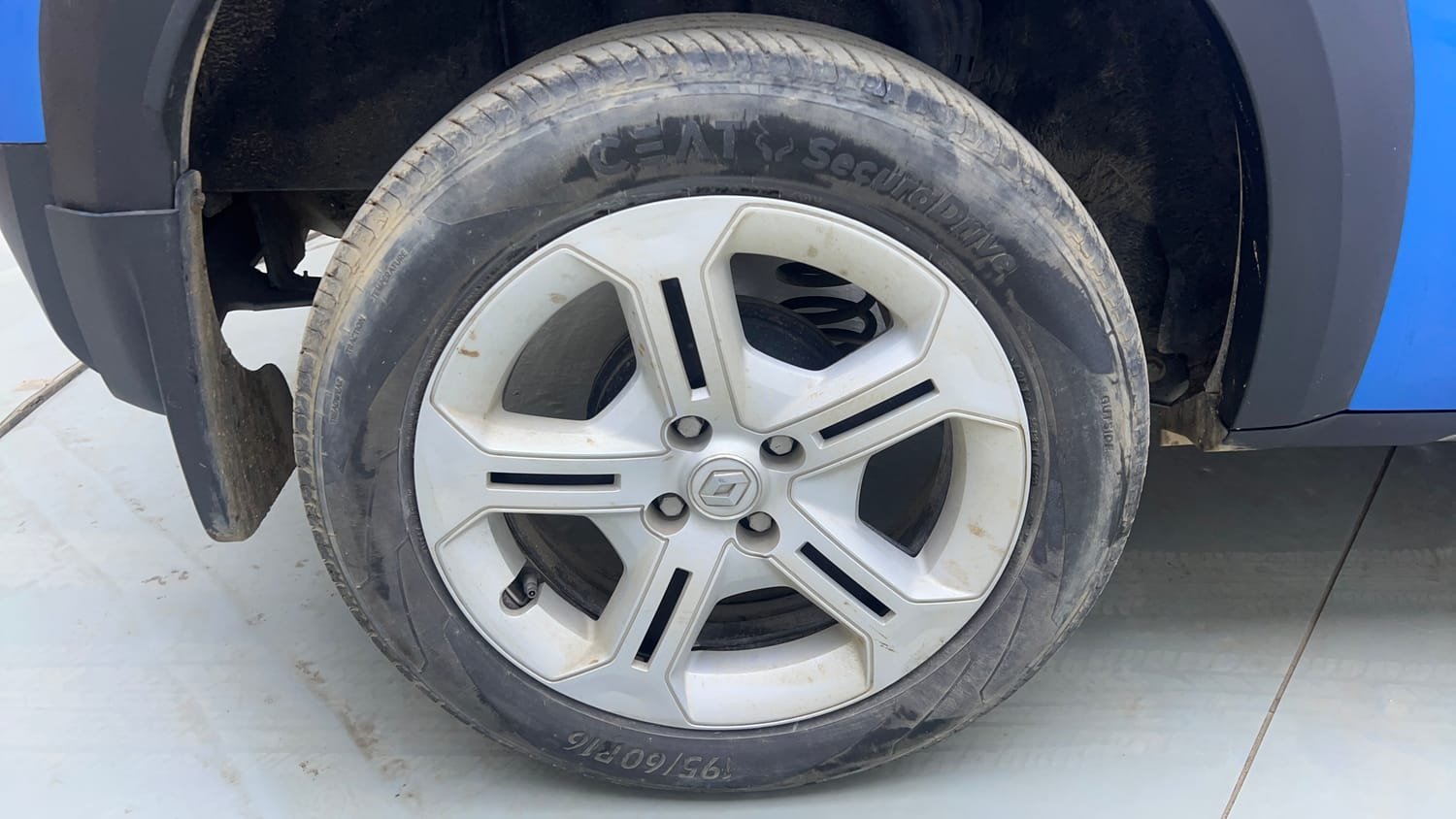 Used 2021 Renault Kiger RXT AMT Dual Tone Petrol Automatic tyres RIGHT REAR TYRE RIM VIEW