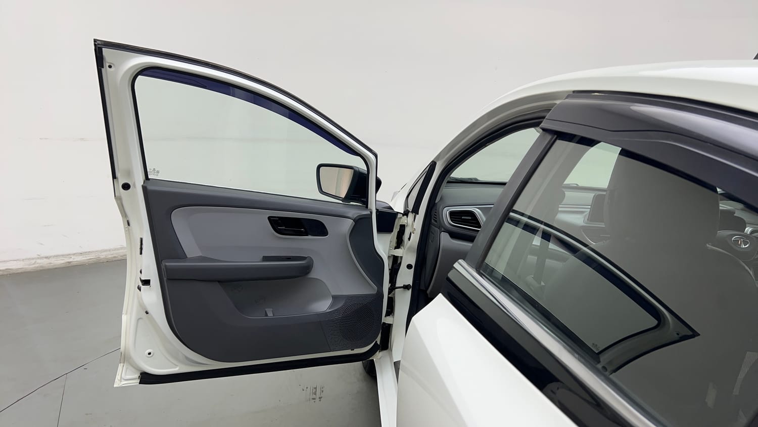 Used 2020 Tata Altroz XT Petrol Petrol Manual interior LEFT FRONT DOOR OPEN VIEW