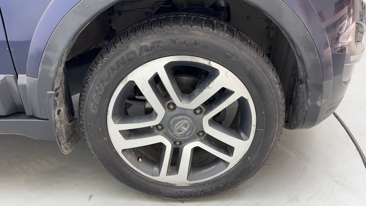 Used 2018 Tata Hexa XTA 4x2 7 STR Diesel Automatic tyres RIGHT FRONT TYRE RIM VIEW