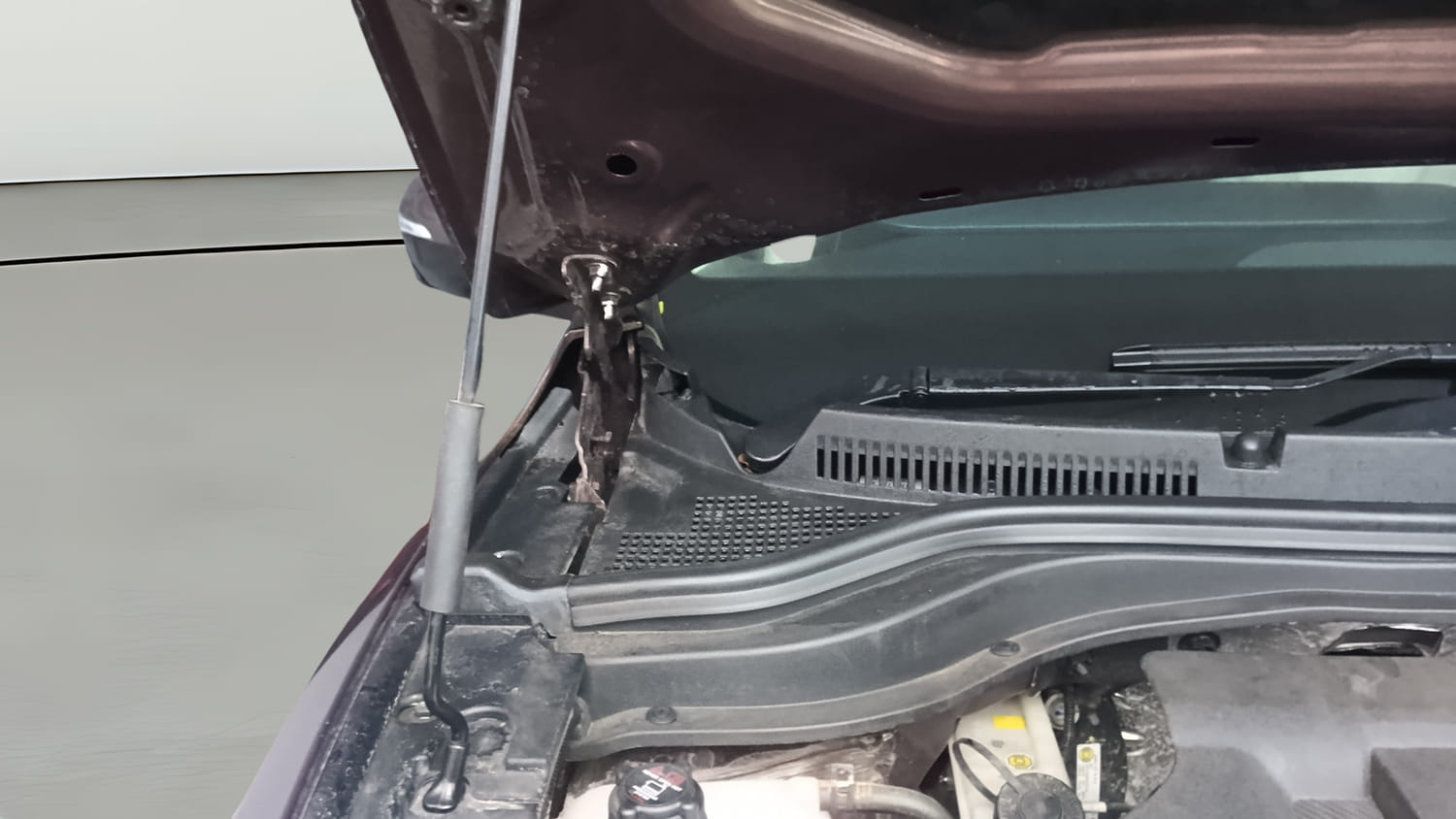 Used 2025 Mahindra XUV700 AX7 Luxury Pack Petrol AT 7 STR Petrol Automatic engine ENGINE RIGHT SIDE HINGE & APRON VIEW