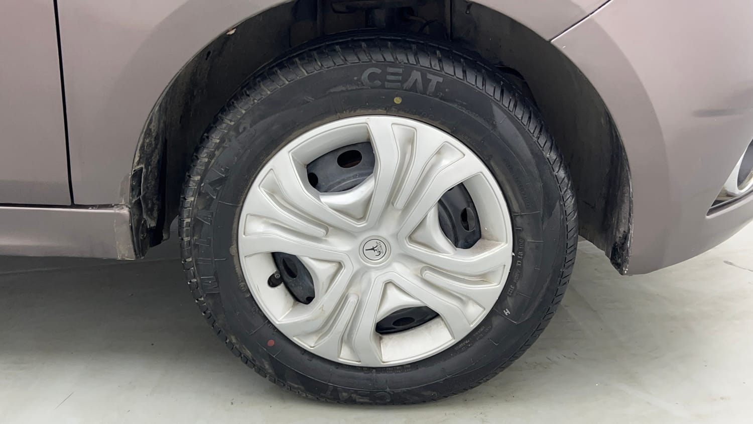 Used 2017 Tata Tiago Revotron XZ w/o Alloy Petrol Manual tyres RIGHT FRONT TYRE RIM VIEW