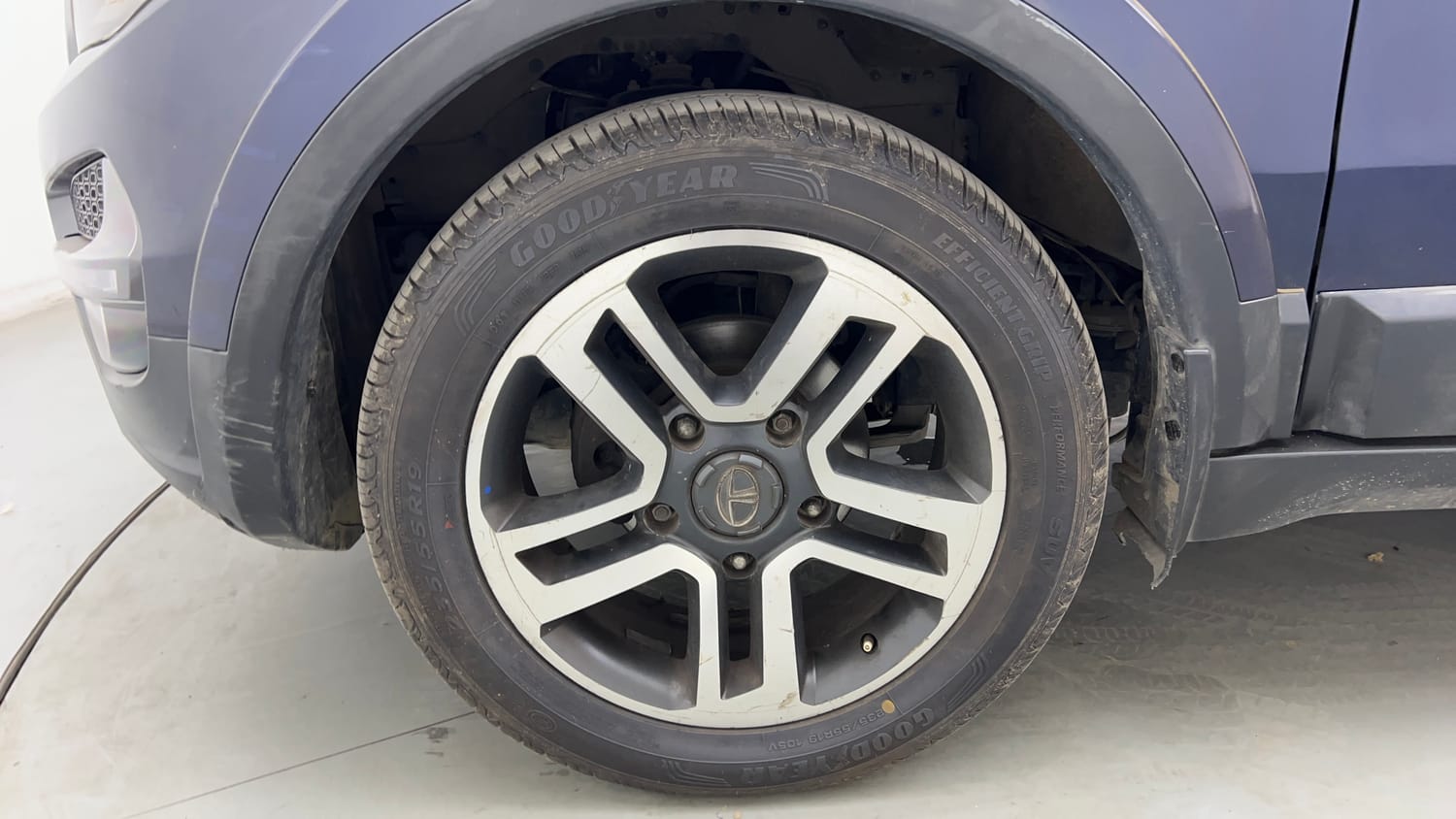 Used 2018 Tata Hexa XTA 4x2 7 STR Diesel Automatic tyres LEFT FRONT TYRE RIM VIEW
