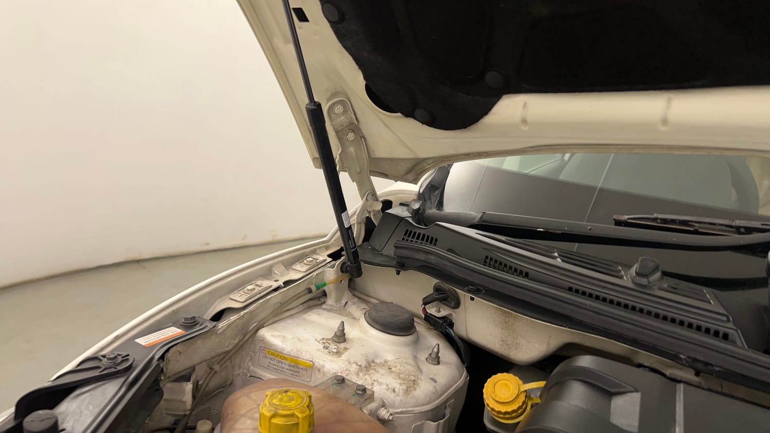 Used 2018 Mahindra XUV500 W11 Diesel Manual engine ENGINE RIGHT SIDE HINGE & APRON VIEW
