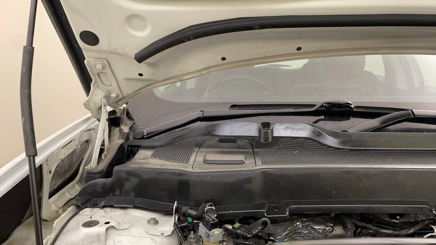 Used 2022 Tata Harrier XZA Plus Dual Tone Diesel Automatic engine ENGINE RIGHT SIDE HINGE & APRON VIEW